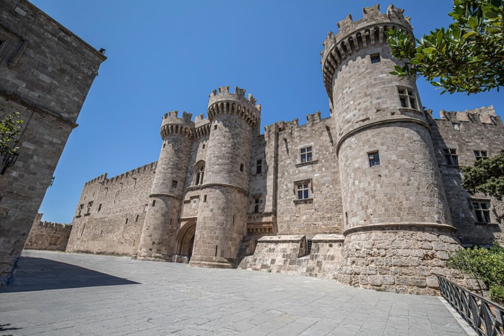 Imponente palazzo dei Cavalieri con torri circolari nella città di Rodi