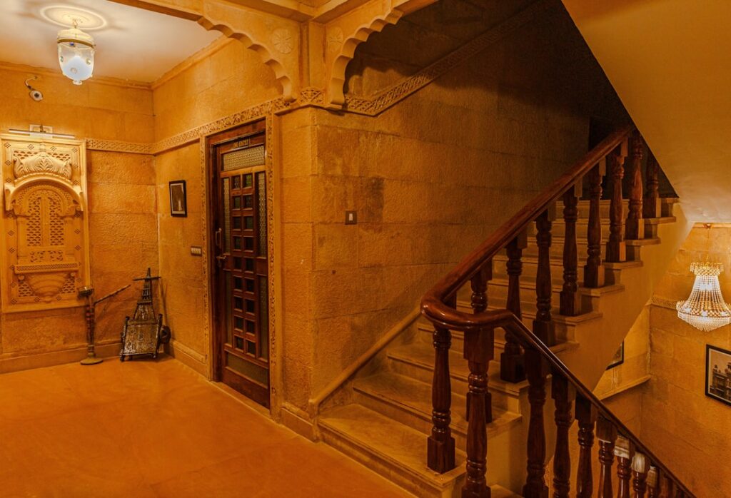 Interno con scala in legno e pareti in pietra di antica dimora