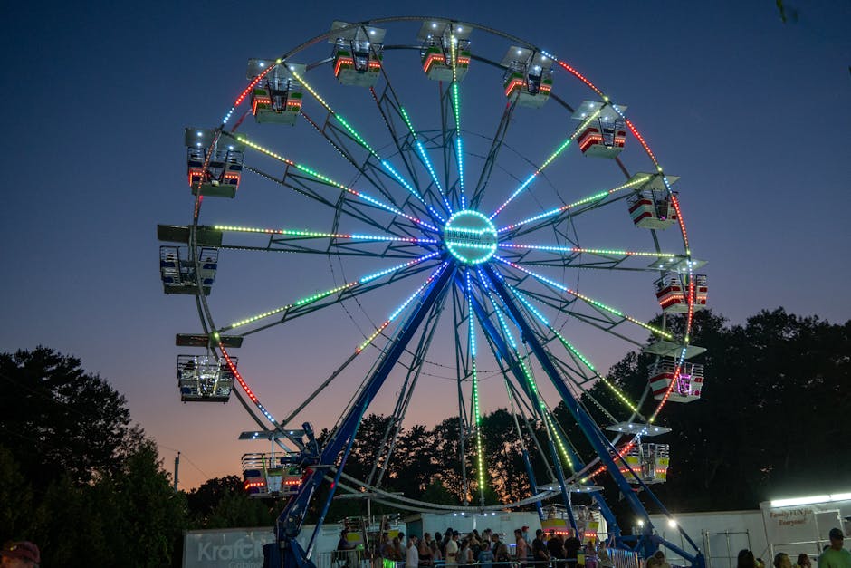 Grande roue illuminée au crépuscule pendant la fête foraine du carnaval de Rhodes