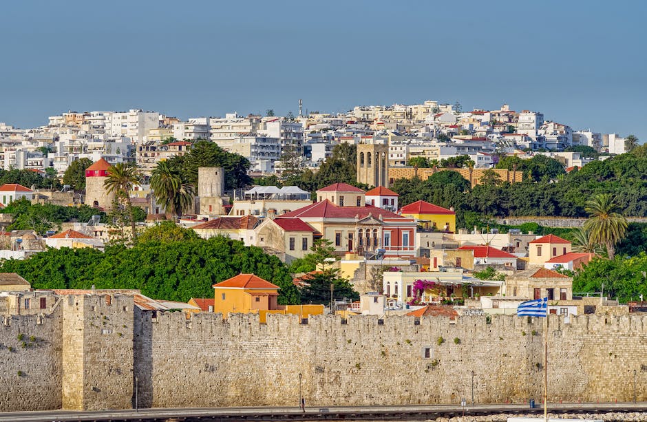Stadtmauer der Altstadt von Rhodos mit wehender griechischer Flagge