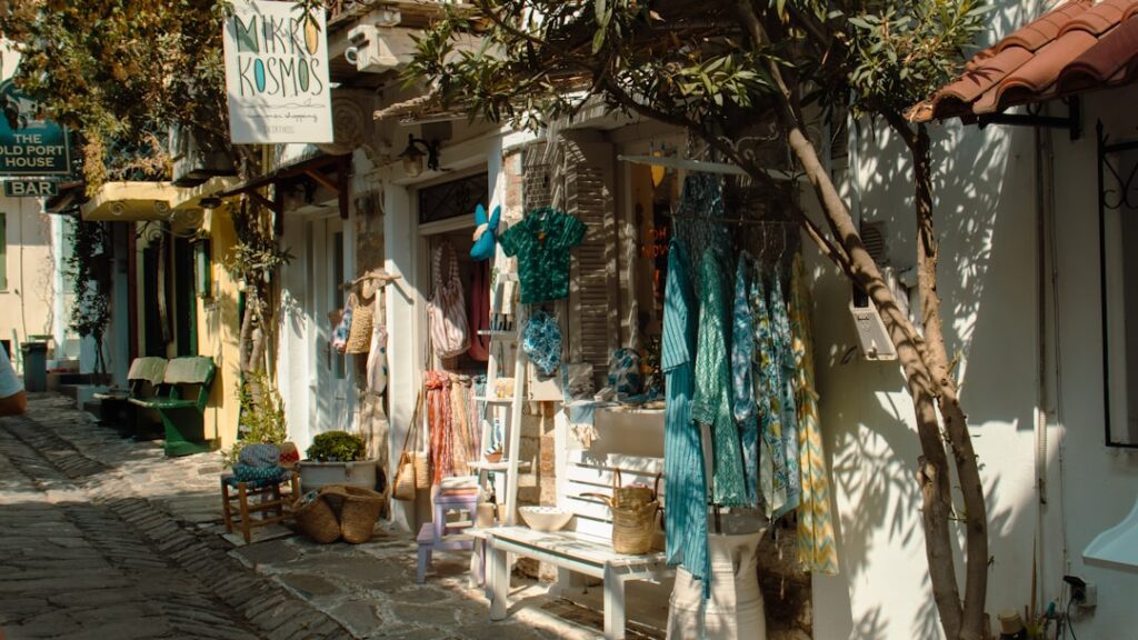 Sklep z sukienkami i koszykami w urokliwej uliczce Rodos
