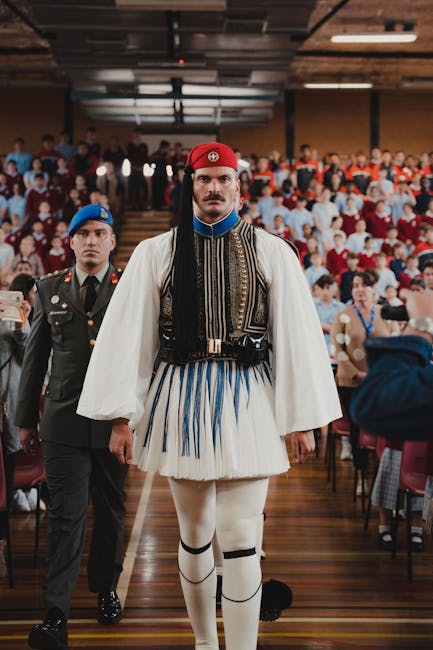 Homme en costume traditionnel grec (Evzone) lors d'une cérémonie à Rhodes