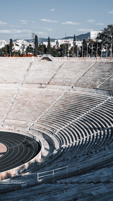 Gradins en pierre d'un ancien stade, perspective courbe et ville à l'arrière