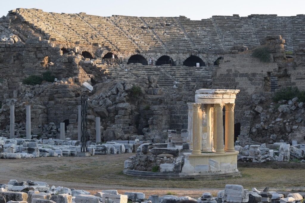 Antikes Amphitheater mit steinernen Rängen und Arkadenruinen auf Rhodos