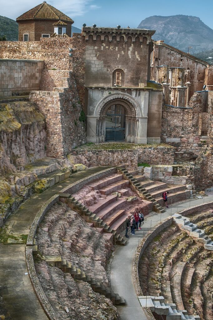 Antikes Amphitheater auf der Akropolis von Rhodos, Besucher erkunden die Ränge