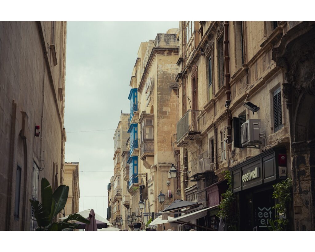 Kopfsteingasse mit blauen Fensterläden in der Altstadt von Rhodos