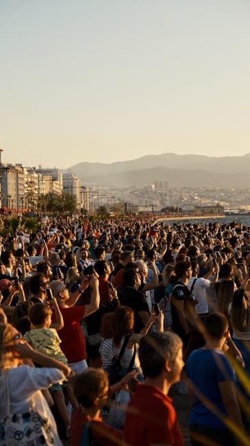 Menschenmenge an der Uferpromenade von Rhodos beim Sonnenuntergang, viele Zuschauer