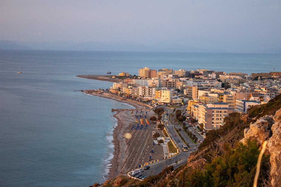 Lungomare vicino alla spiaggia di Elli con il tramonto durante il festival