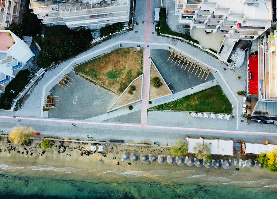 Veduta dall'alto di lungomare e ombrelloni sulla spiaggia di Rhodes