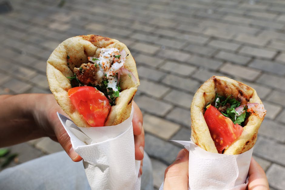 Due pita ripiene con gyros, pomodoro e yogurt tipici di Rhodes