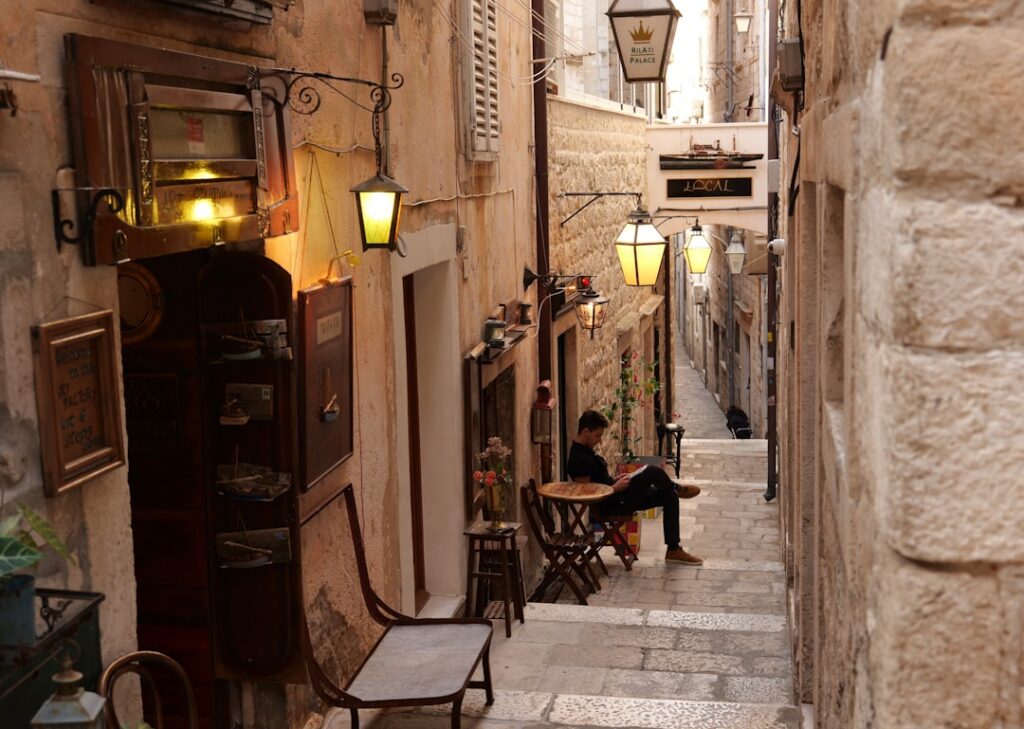 Abendlicher Hotelinnenhof mit Laternen in der Altstadt von Rhodos