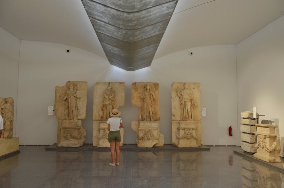 Bezoeker bekijkt marmeren reliëfs in het archeologisch museum van Rhodos