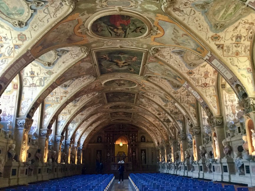 Salle voûtée richement décorée du palais des chevaliers à Rhodes, rangées de sièges