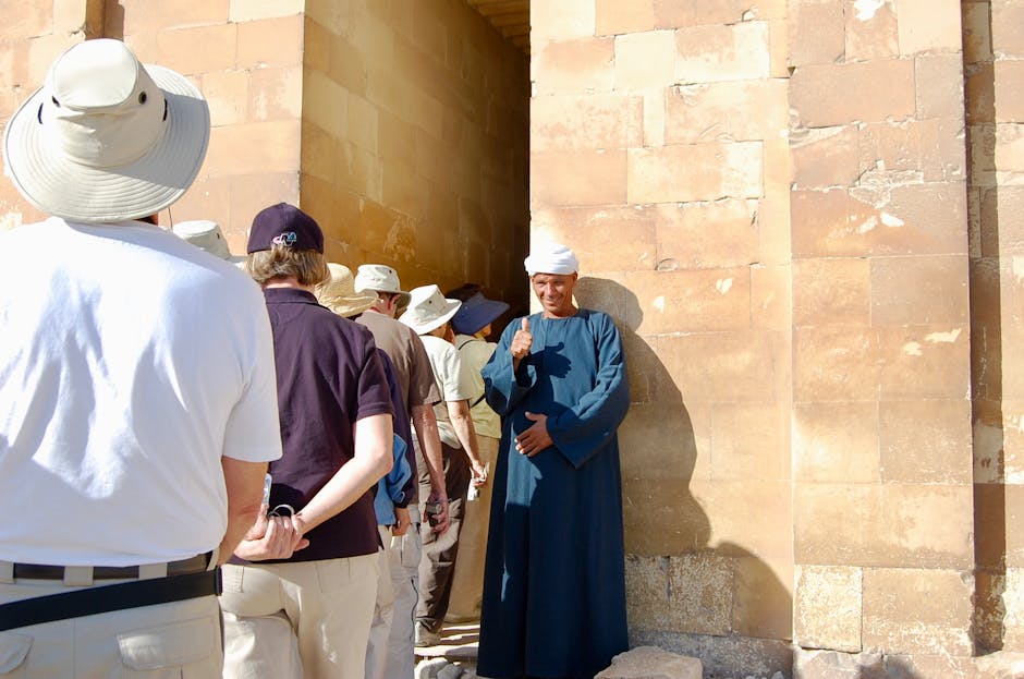 Touristen stehen in einer Schlange vor antiken Mauern auf Rhodos