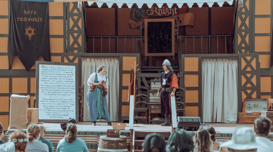 Attori in costumi medievali durante la notte del festival a Rodi