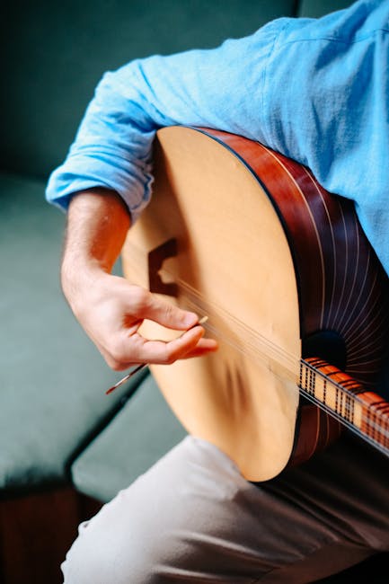 Primo piano della mano che suona il liuto tradizionale a Rodi
