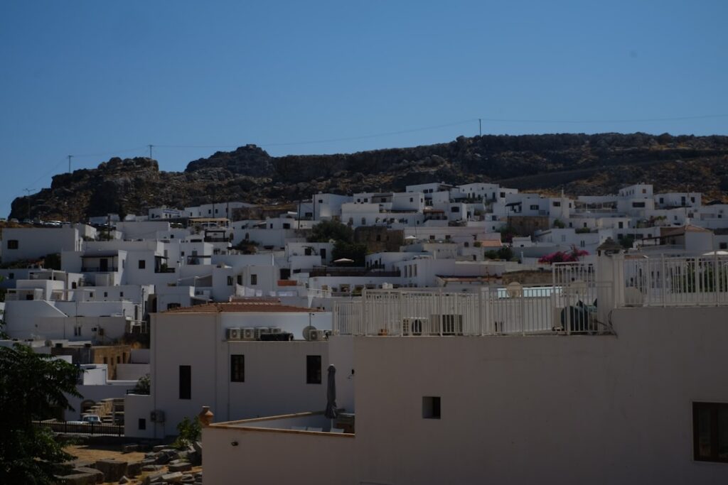 Weiß getünchte Häuser und Dächer in Lindos, Blick von einer Dachterrasse