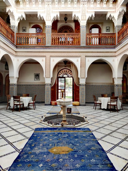 Üppig verzierter Innenhof im Riad-Stil mit Marmorbrunnen und Balkongalerien