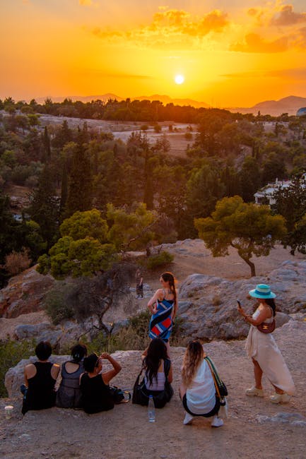 Groupe de visiteurs regardant le coucher de soleil depuis le Mont Smith, Rhodes