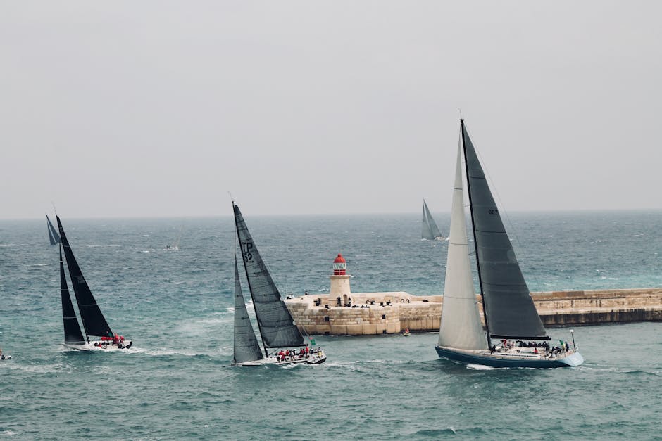 Segelregatta vor Rhodos mit Yachten nahe Mole und Leuchtturm