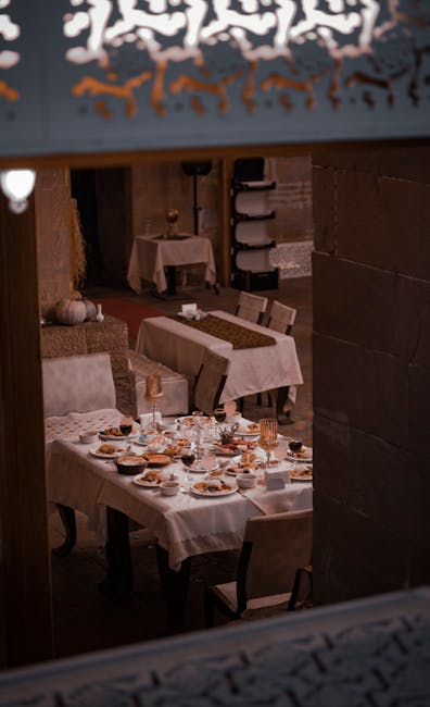 Sala per banchetti medievali con candele e atmosfera intima