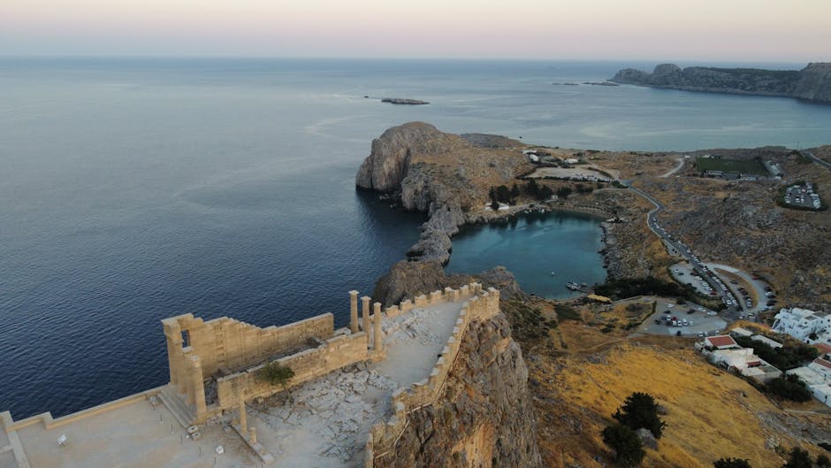 Vestiges d'un temple sur une falaise dominant la mer à Rhodes