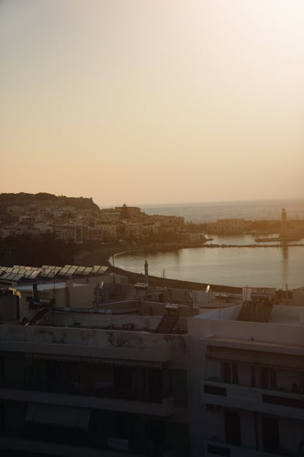 Rooftop‑Terrasse bei Sonnenuntergang mit Blick auf den Mandraki‑Hafen