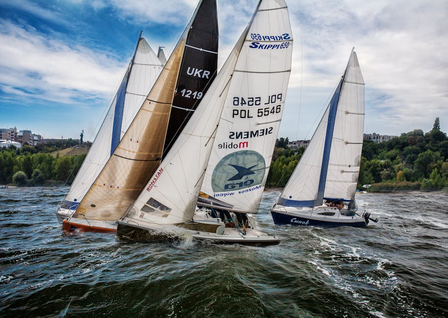 Kampf um Wind: Segelboote eng beieinander während Regatta auf Rhodos