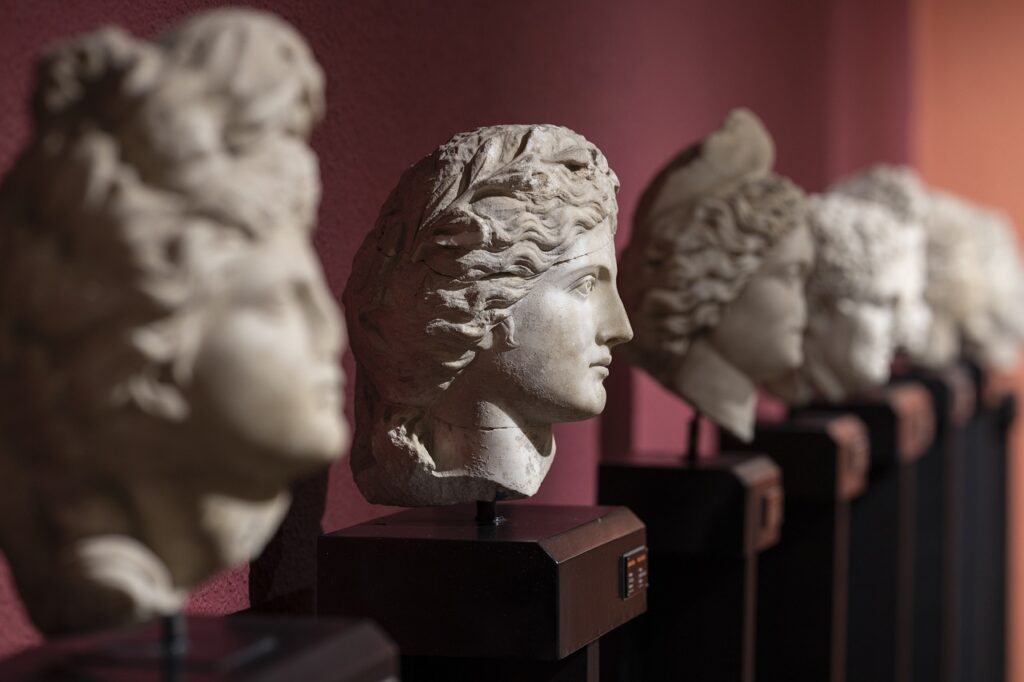 Alignement de têtes sculptées antiques dans une salle d'exposition à Rhodes
