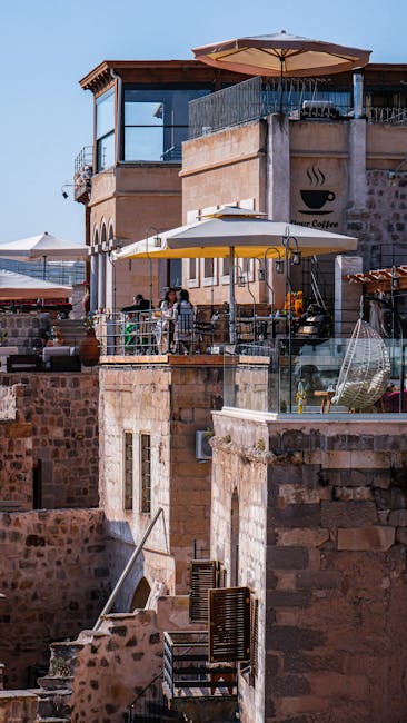Terras met parasols en uitzicht vanaf oude stadswallen van Rhodos
