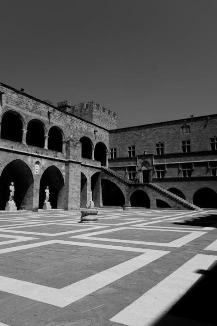 Cour pavée du palais des chevaliers à Rhodes, damier et escaliers d'époque