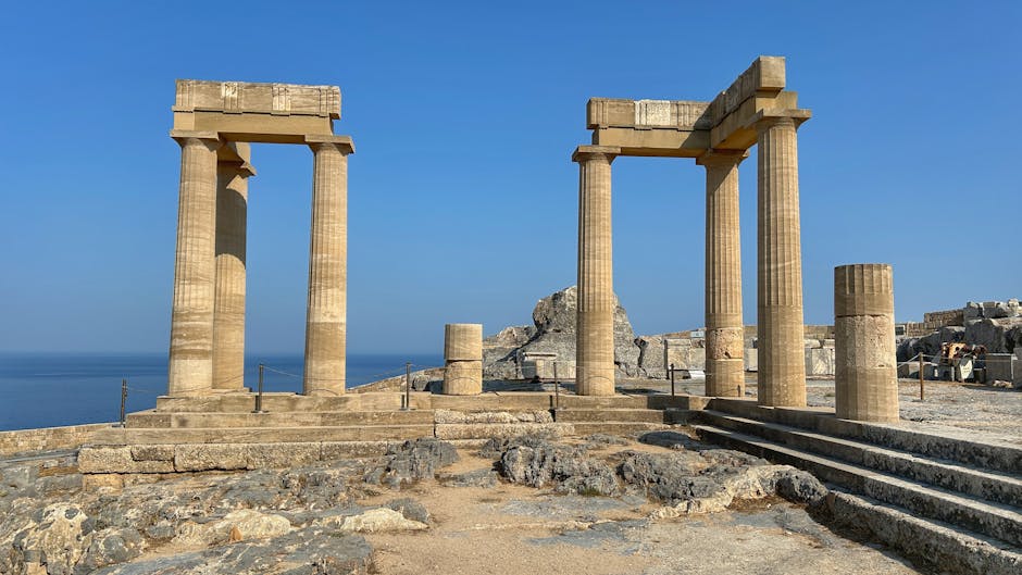 Rovine di colonne antiche su roccia con vista sul mare a Rhodes