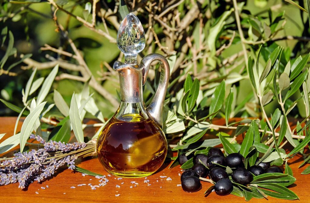 Carafe d'huile d'olive entourée d'olives et de lavande, ambiance Rhodes
