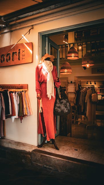 Vitrine d'une boutique de vêtements éthiques avec mannequin, vieille ville de Rhodes