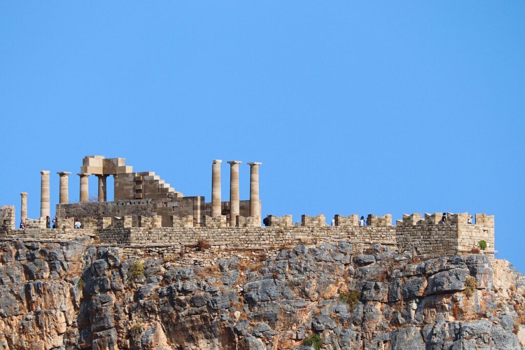 Acropolis van Lindos, oude stenen ruïnes boven de baai