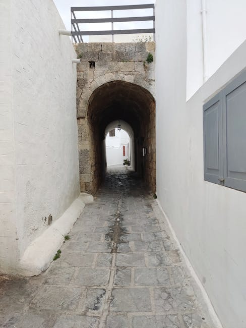 Witte huizen en smalle straat in Lindos