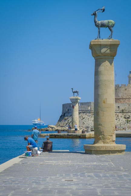 Kolom met bronzen hert en vissers op de pier bij Rhodos