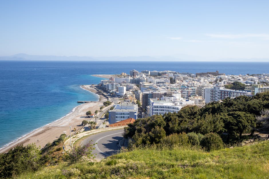 Vista dalla collina su costa e lungomare di Rhodes con strada tortuosa