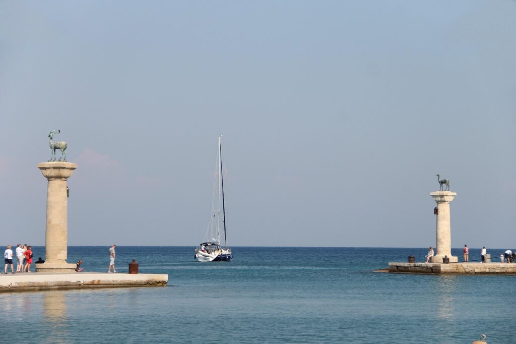 Kolumny z rzeźbami jeleni przy wejściu do portu Rodos