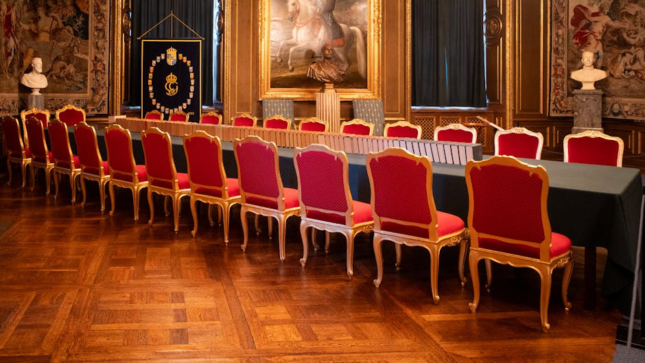 Weelderige vergaderzaal met lange tafel en rode stoelen in Rhodos