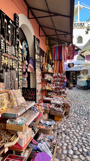 Étals de souvenirs colorés le long d'une ruelle pavée de Rhodes
