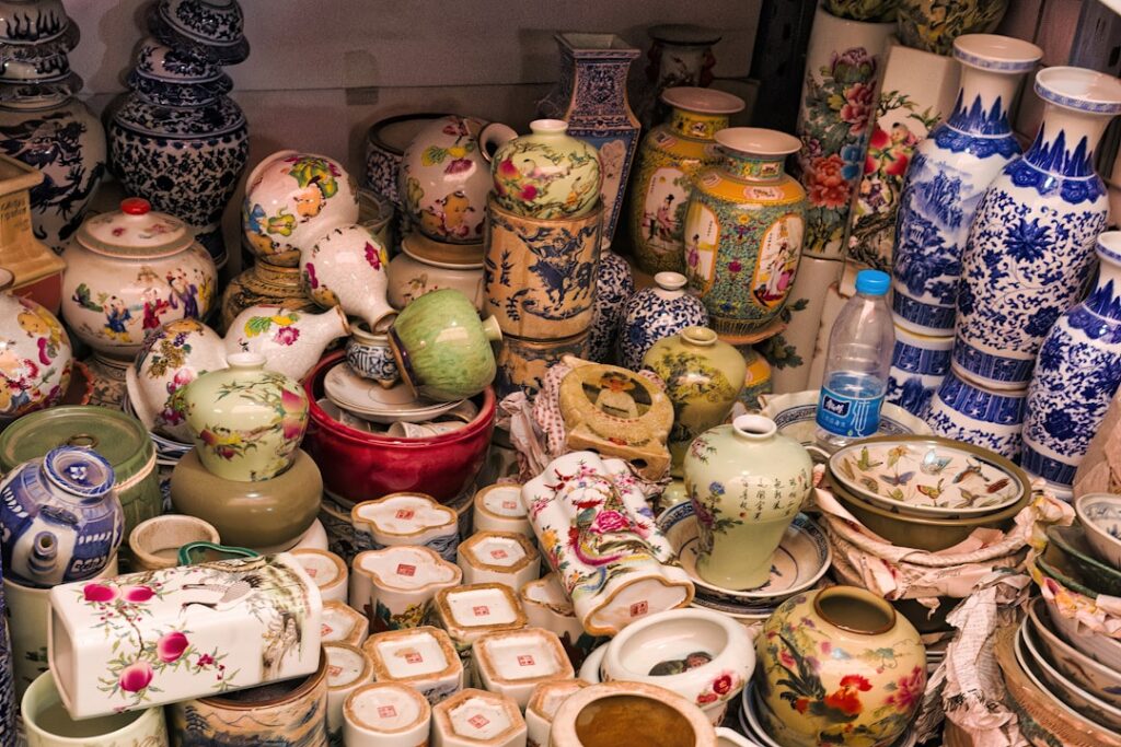 Stoisko z kolorową porcelaną i wazami na targu w Rodos
