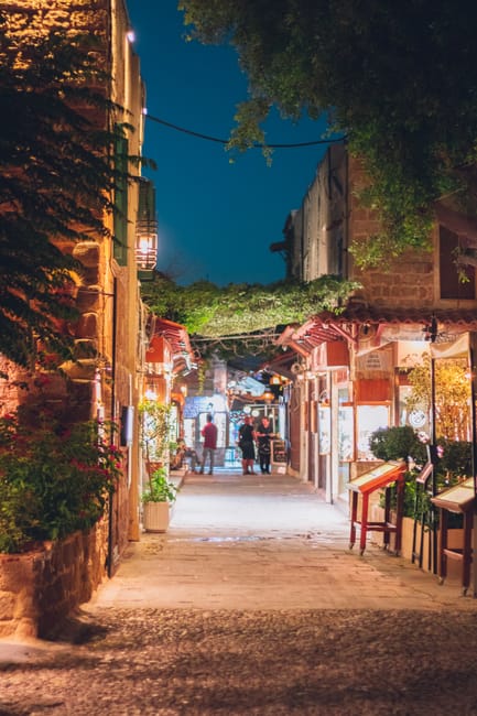 Toerist loopt over kasseien in de Oude Stad van Rhodos