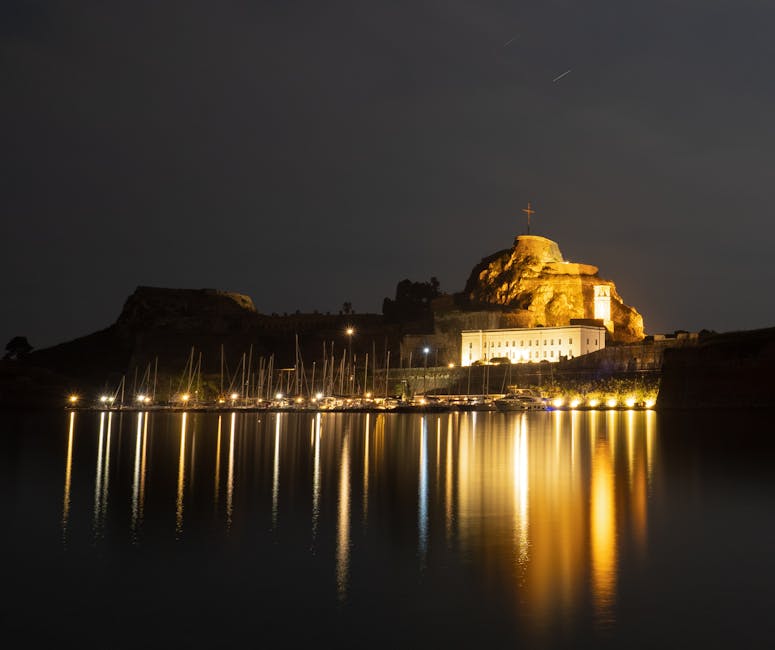 Porto notturno di Corfù con luci riflesse sull'acqua