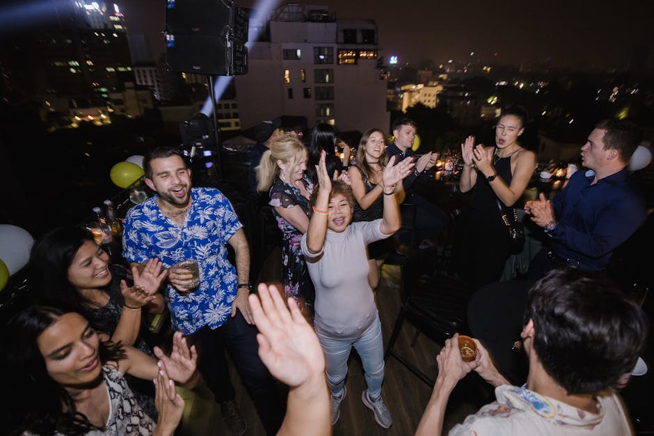 Rooftop bar affollato di persone di sera