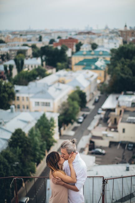 Coppia su un rooftop romantico al tramonto