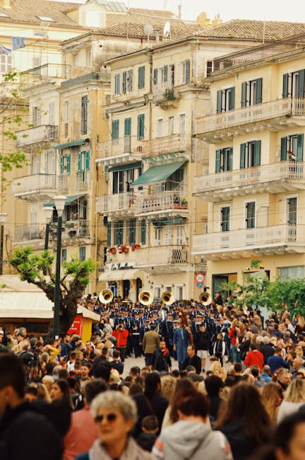 Folla e musicisti durante un festival notturno a Corfù