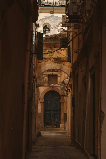 Vicoli medievali in pietra nel vecchio borgo di Perithia
