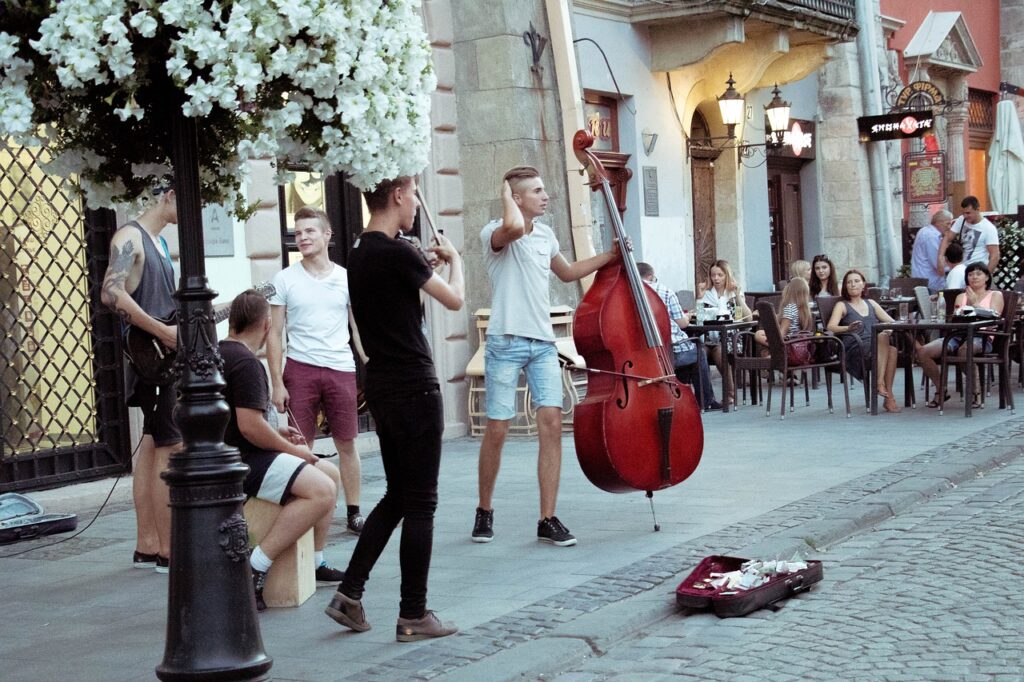 Concerto jazz all'aperto in un sito storico con pubblico seduto