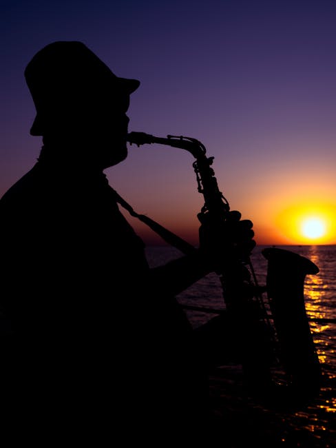 Terrazza sul mare con musicisti che suonano al tramonto